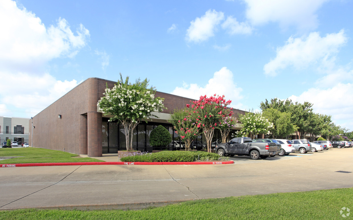Lakes at 610 Service Center - Partners Real Estate